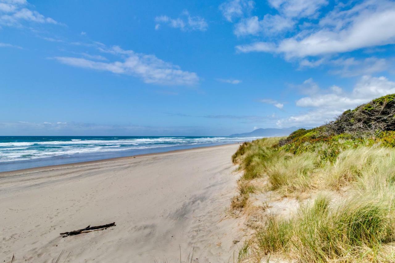 Villa Chris'S Oceanfront Getaway Rockaway Beach Esterno foto